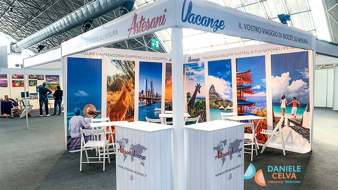 esempio allestimento stand agenzia viaggi con pannelli