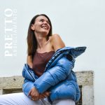 esempio stll life servizio fotografico negozio abbigliamento. Donna sorridente con giacca e pantaloni